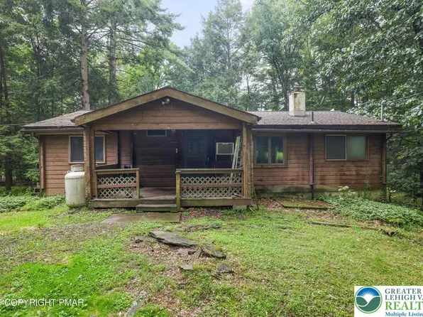135 Sportsmen Dr, Cresco, PA 18326