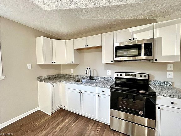 4th image of 1819 Cody Ave