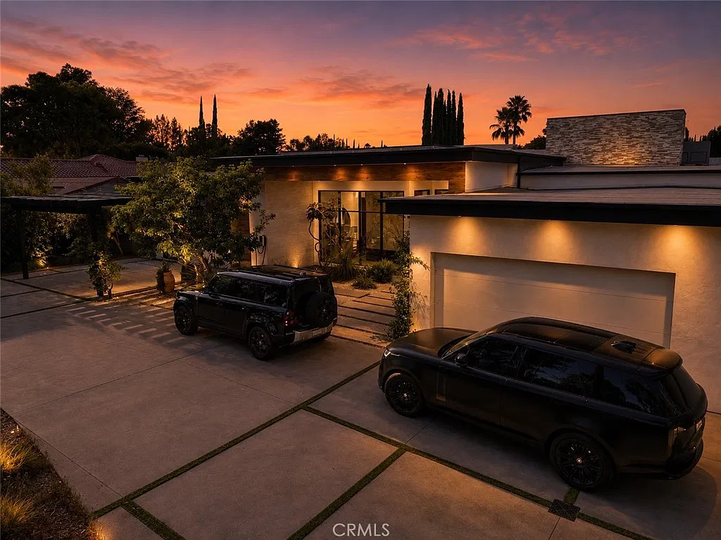 6 bed, 5873 sqft, $27,500 — Photo 3