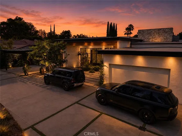 22935 Oxnard St, Woodland Hills, CA 91367