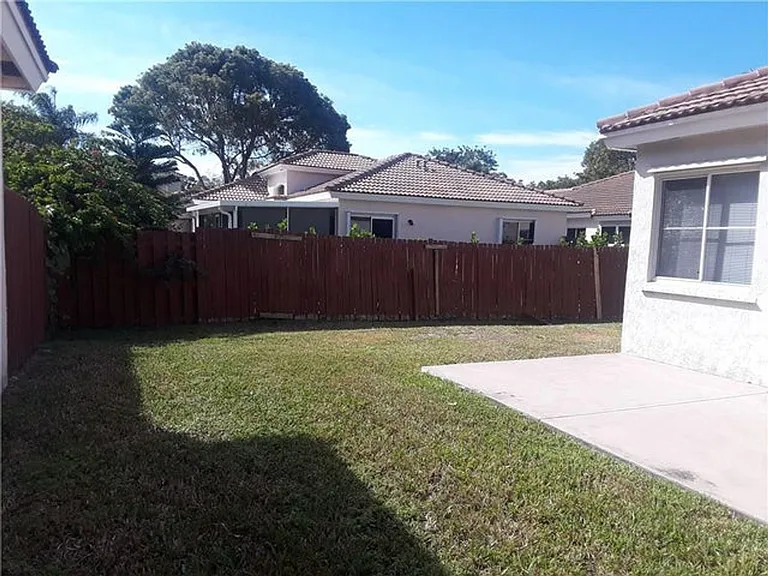 533 NW 47th Ave — Photo 11