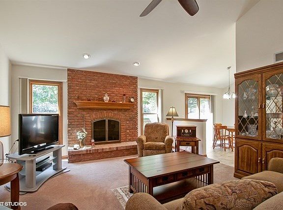 Vaulted Ceiling and Brick Wood burning Fireplace, ceiling fan, very cozy!