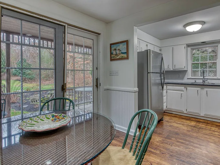 16 Sunninghill Rd — Photo 4