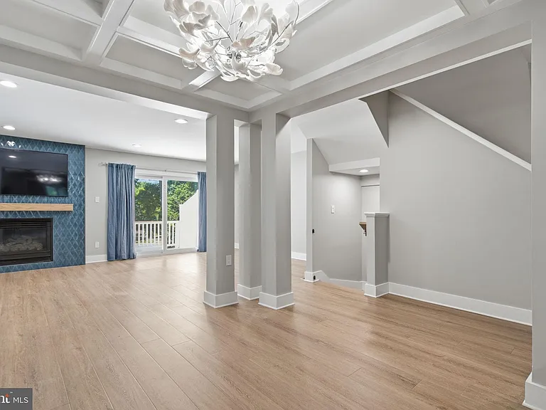 12087 Edgemere Cir — Photo 16