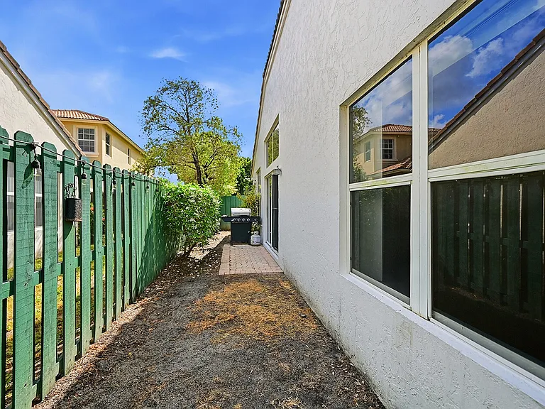 1852 Capeside Cir — Photo 29