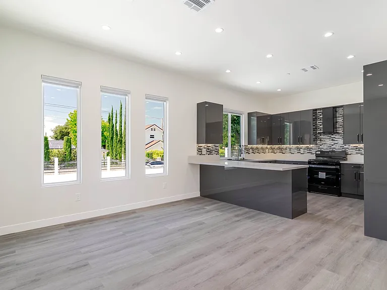 10654 Nassau Ave — Photo 9