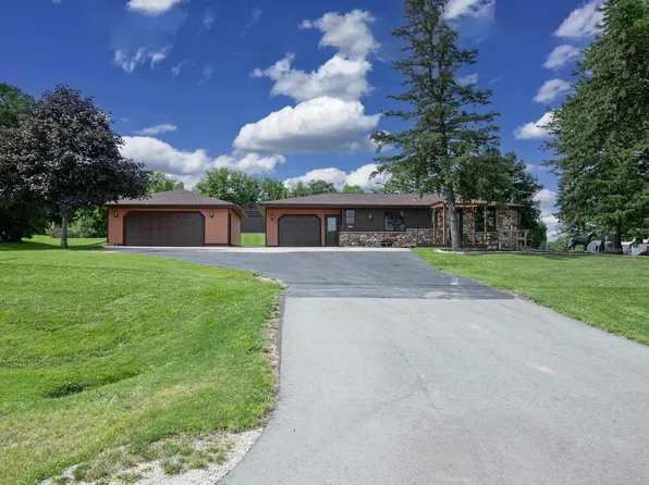 W8273 Dugout Ln, Hortonville, WI 54944