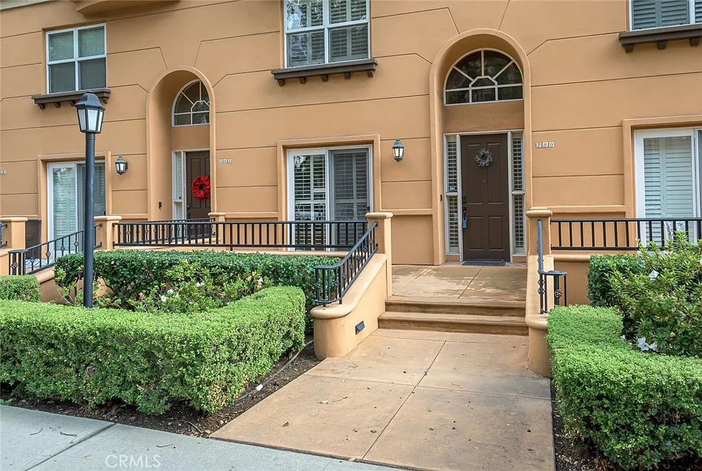 3 bed, 2.5 bath, 1656 sqft, $4,800 — Photo 2