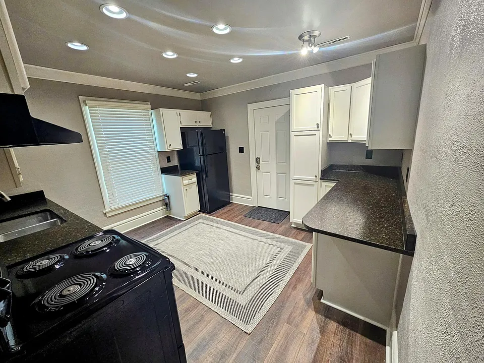 126 1/2 E Main St
