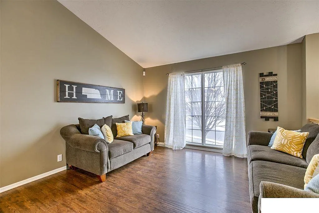 3 bed, 1390 sqft, $2,100 — Photo 3