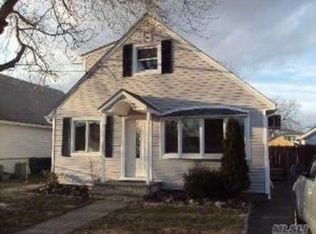 114 W Hampton Rd, Lindenhurst, NY 11757