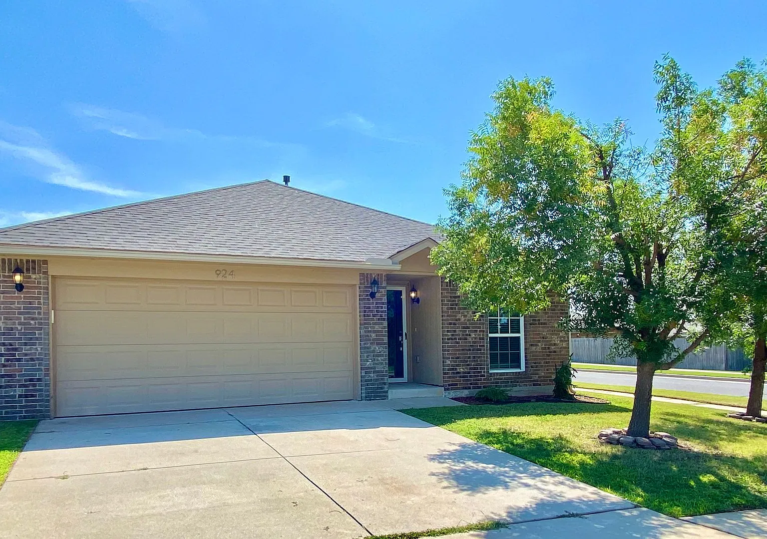 Great 4 Bed, 2 Bath Home in Mustang Schools — Photo 1