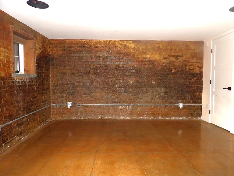131 Montgomery St — Photo 20