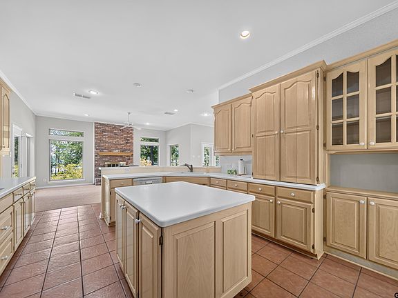 3rd image of 15744 Timberhill Dr