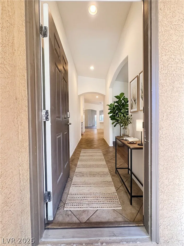 3 bed, 2.0 bath, 1948 sqft, $2,300 — Photo 3