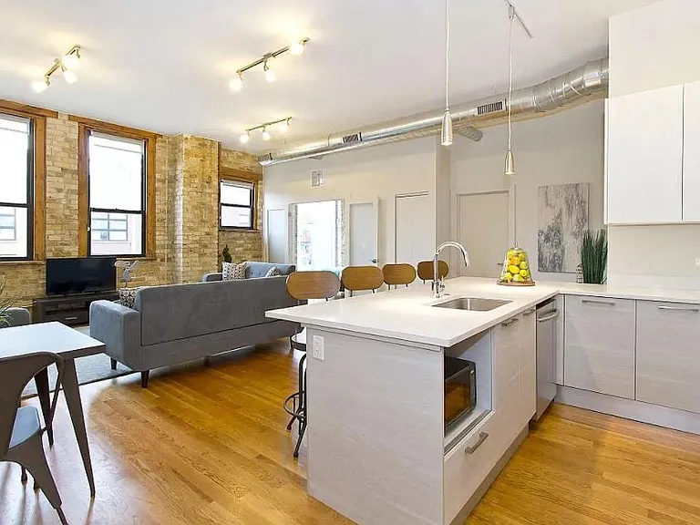 1755 N Damen Ave — Photo 1