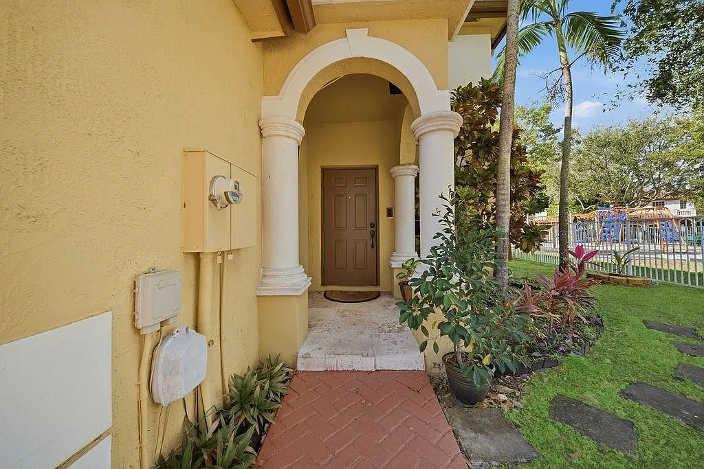 3 bed, 1700 sqft, $3,250 — Photo 2