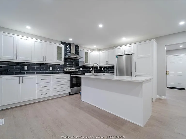 5414 Lassaline Ave — Photo 4
