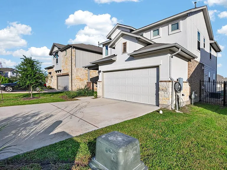320 Rend Dr — Photo 3