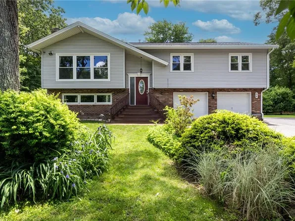 64 Higgins Dr, Kingston, RI 02881