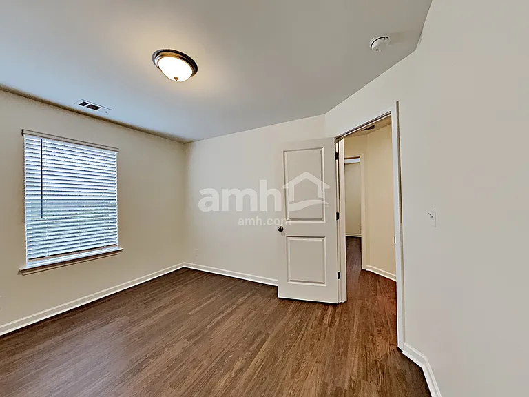 180 Landsdown Xing — Photo 18