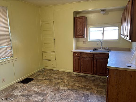 4th image of 1013 Saint George St
