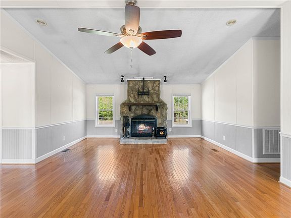 3rd image of 327 Emily Ln