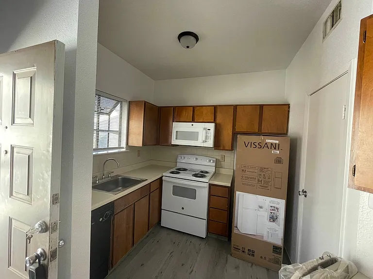 7901 Cambridge St — Photo 4
