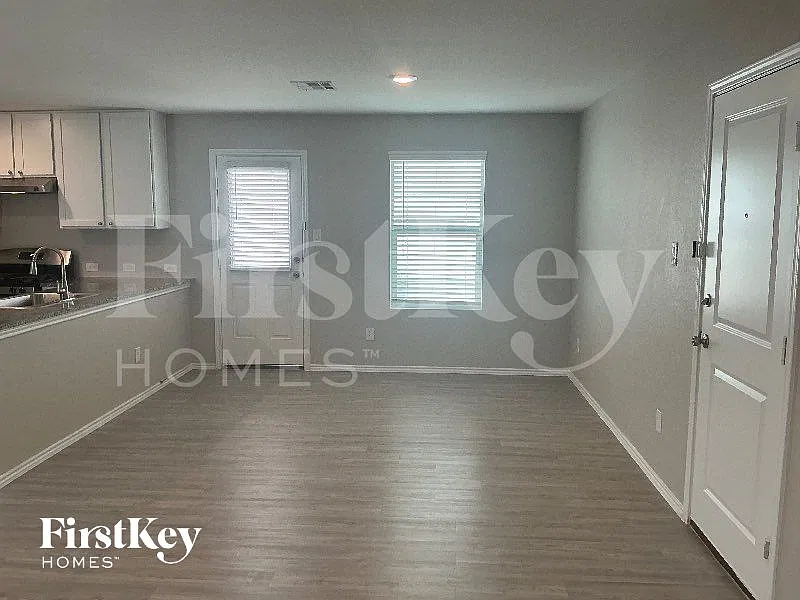 4 bed, 2.0 bath, 1880 sqft, $1,680 — Photo 2