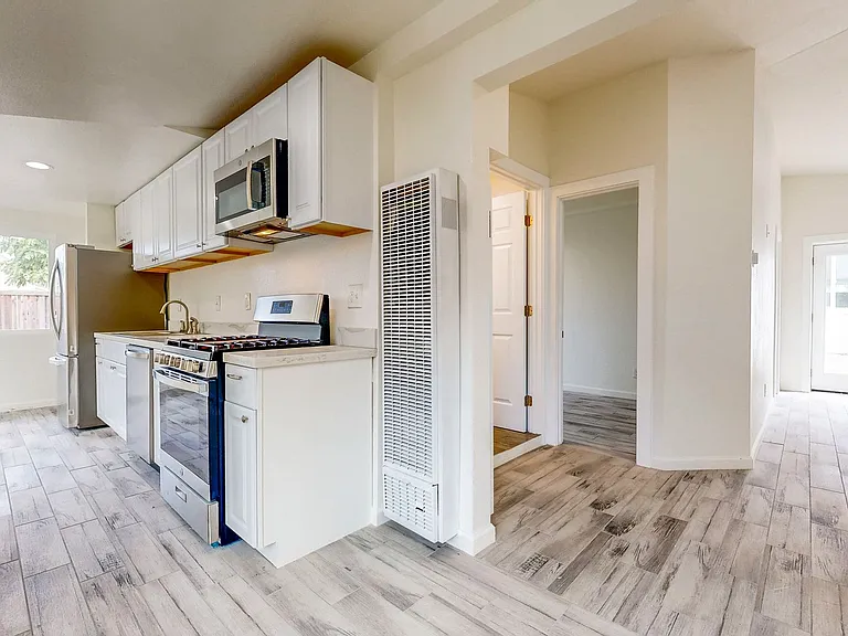 2113 Dennis Ln — Photo 17