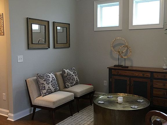 Sitting room off entry