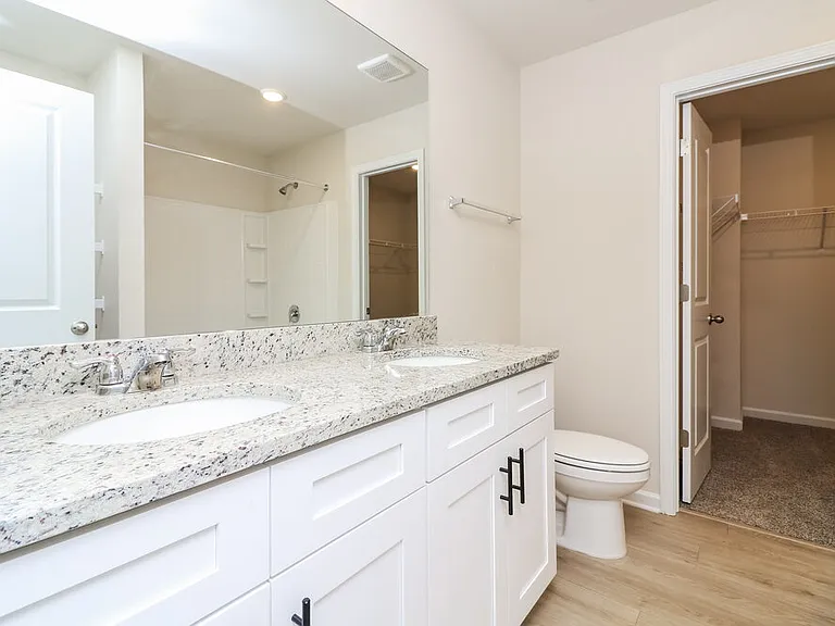643 Mackenzie Cv — Photo 15