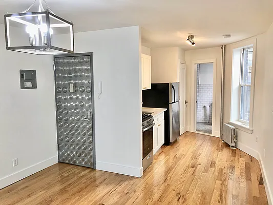Rented by In Haus LLC | media 27