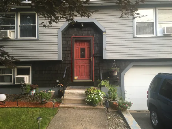 84 Orange St, Farmington, NH 03835