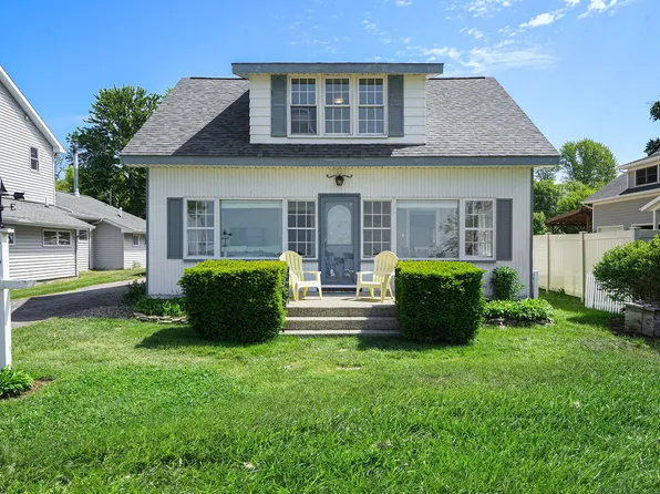 717 Lakeview Dr, Fremont, MI 49412