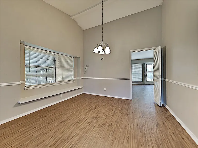 2821 Carnaby Ln — Photo 10