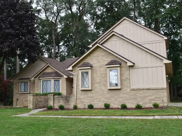 5141 Woodrun Ct, West Bloomfield, MI 48323