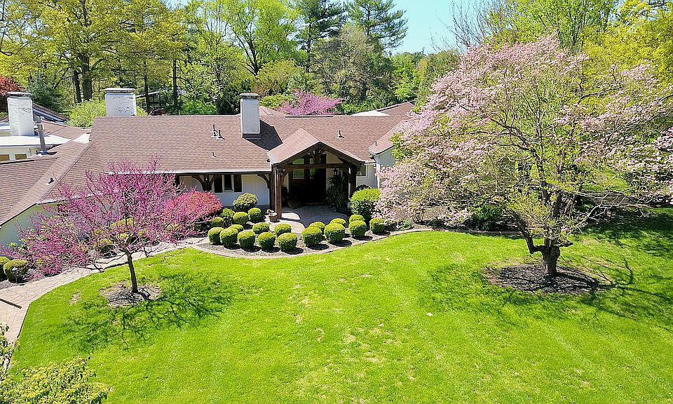 1st image of 2342 E Fritts Ln