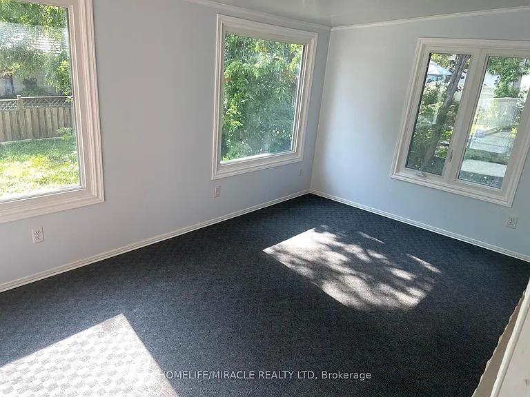 25 Thornridge Cres #MAIN FLOOR — Photo 2