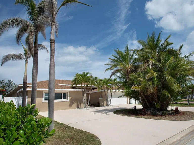 2504 Hibiscus Dr — Photo 2