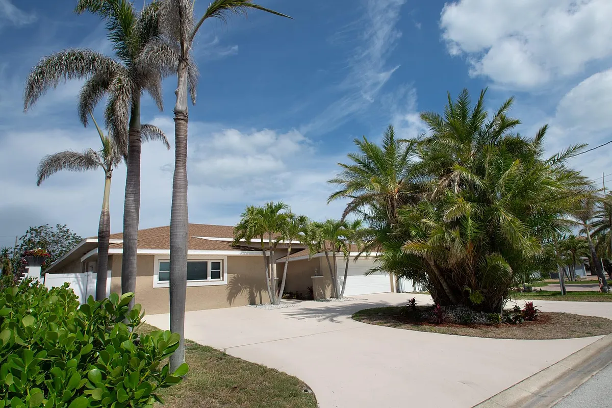 Building Photo - 2504 Hibiscus Dr
