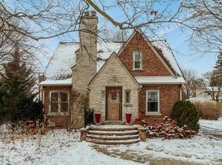 2323 N 116th St, Wauwatosa, WI 53226