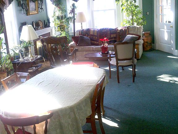 living & dinind room w/gas fireplace