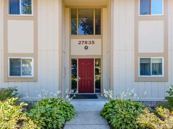 27835 Berrywood Ln, Farmington, MI 48334