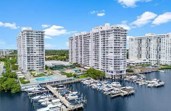 18081 Biscayne Blvd #702