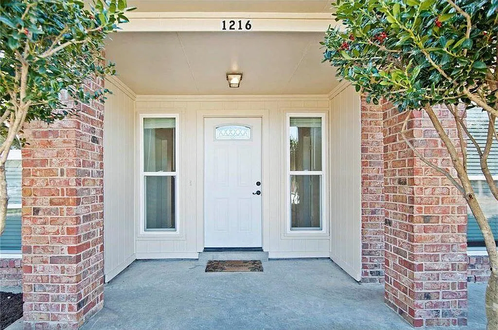 1216 Seabrook Dr — Photo 3