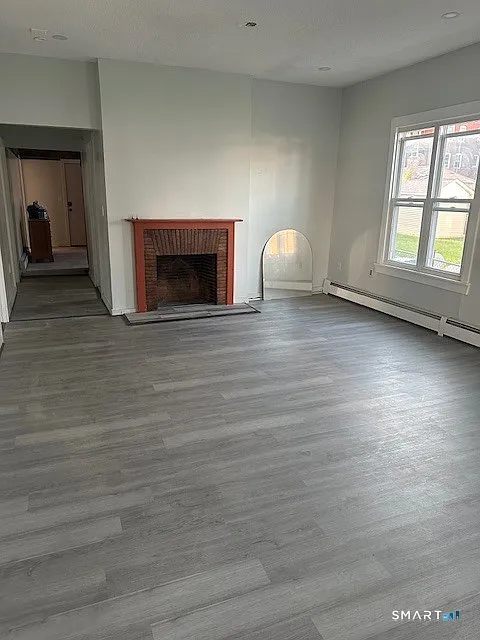 3 bed, 1.0 bath, 1883 sqft, $1,800 — Photo 2