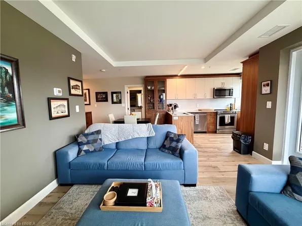 34 Norman St #211, Brantford, ON N3R 2Y1