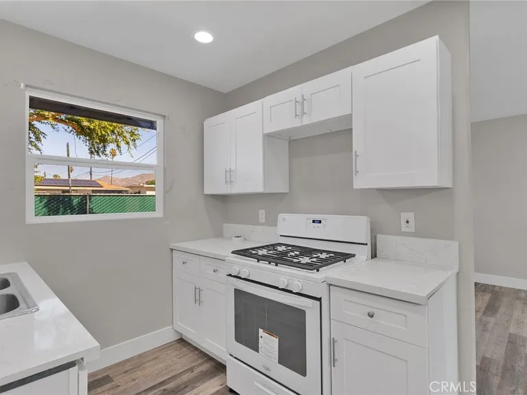24521 Myers Ave — Photo 7