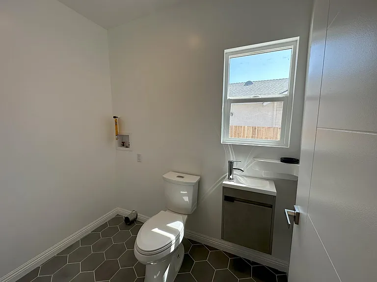 Fronthouse_Powder room